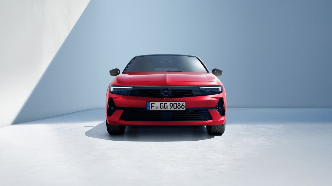 Vista frontal de un Opel Astra rojo con techo negro