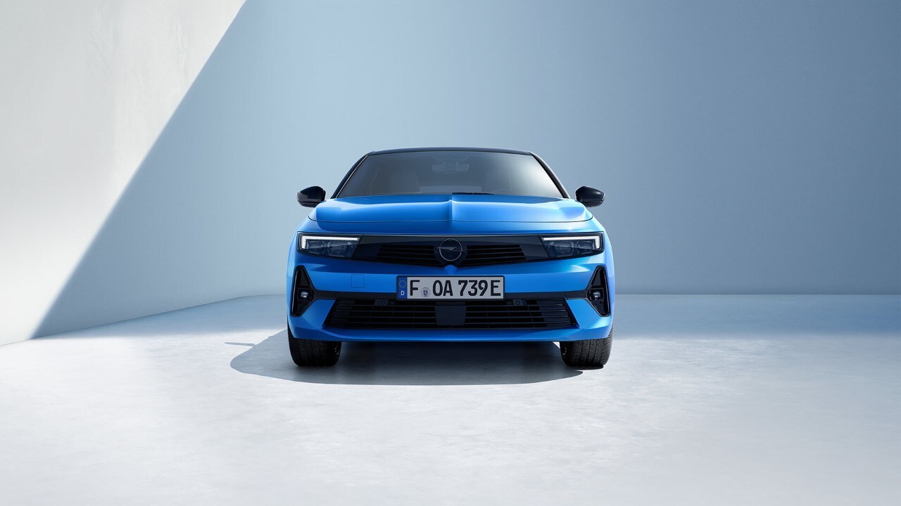 Vista frontal de un Opel Astra Sports Tourer azul