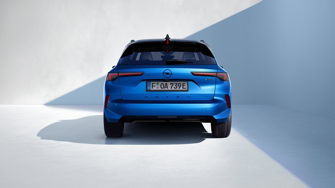 Vista trasera de un Opel Astra Sports Tourer azul